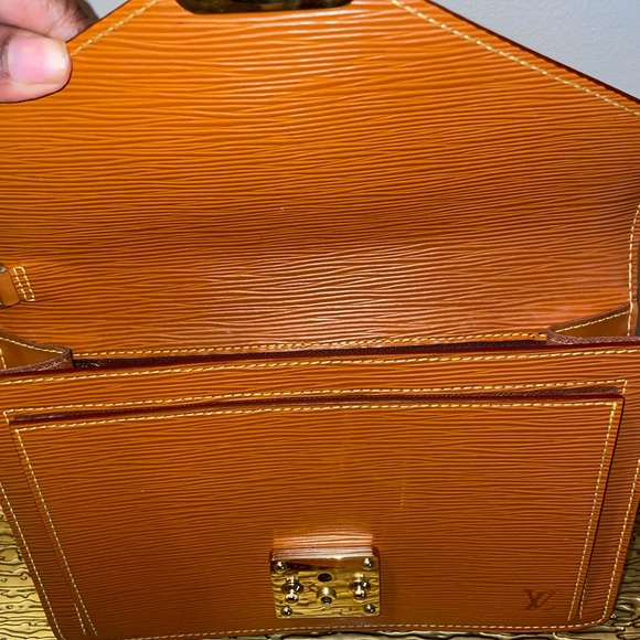 Louis Vuitton Dragonne EPI - Picture 10 of 11